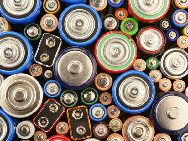 磷酸铁锂电池“省钱”效应立竿见影 电动车装车量占比一年大涨6成